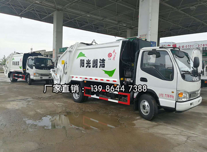 某保洁公司订购的2台江淮5方压缩式垃圾车